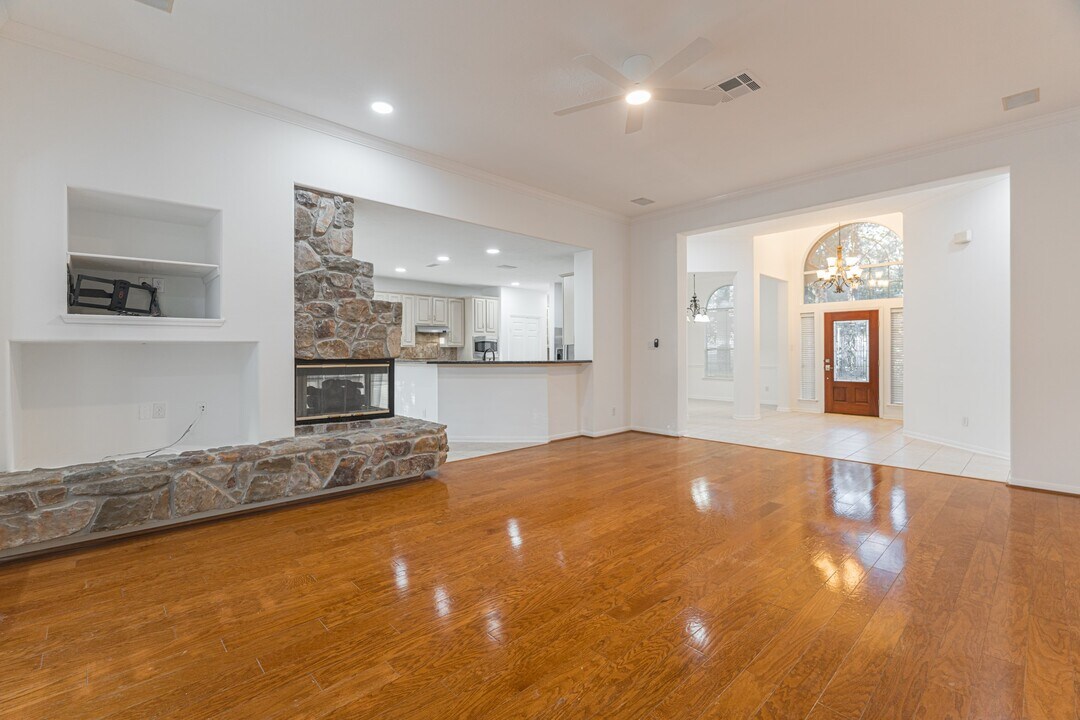 22 Westwinds Cir in Spring, TX - Building Photo