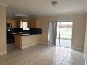 8771 NW 106th Ln in Hialeah, FL - Foto de edificio - Building Photo