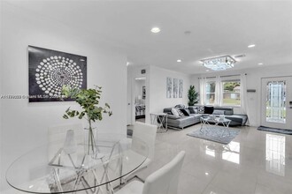711 SW 69th Ave in Pembroke Pines, FL - Building Photo - Building Photo