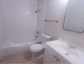 319 E Blacklidge Dr in Tucson, AZ - Building Photo - Building Photo