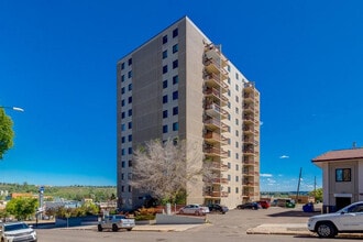 Mayfair Manor in Medicine Hat, AB - Foto de edificio - Building Photo