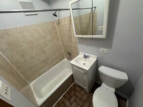 4642 N Malden St, Unit 4503-1B in Chicago, IL - Building Photo - Building Photo