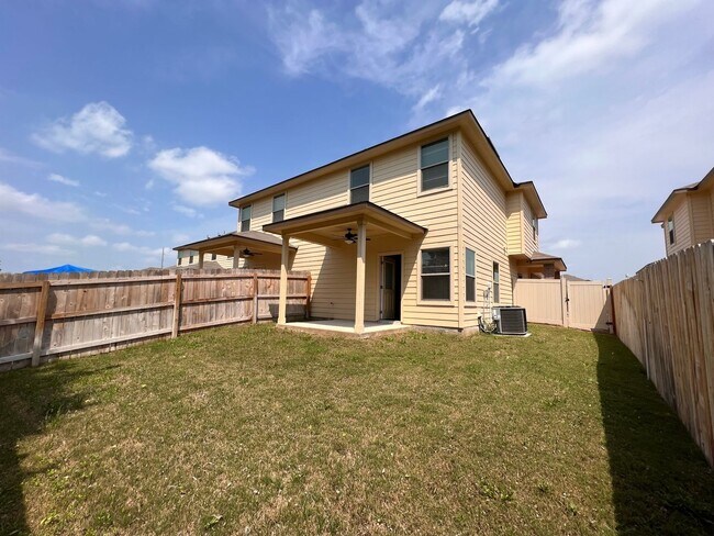 1135 Renee Way in Seguin, TX - Building Photo - Building Photo
