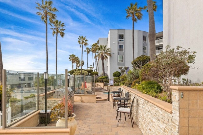 650 The Village, Unit 117 in Redondo Beach, CA - Foto de edificio - Building Photo