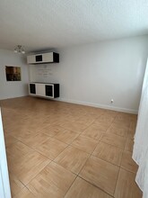 211 NE 8th Ave, Unit 102 in Hallandale Beach, FL - Building Photo - Building Photo