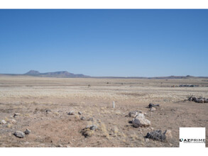 22360 Verde Ln in Seligman, AZ - Foto de edificio - Building Photo