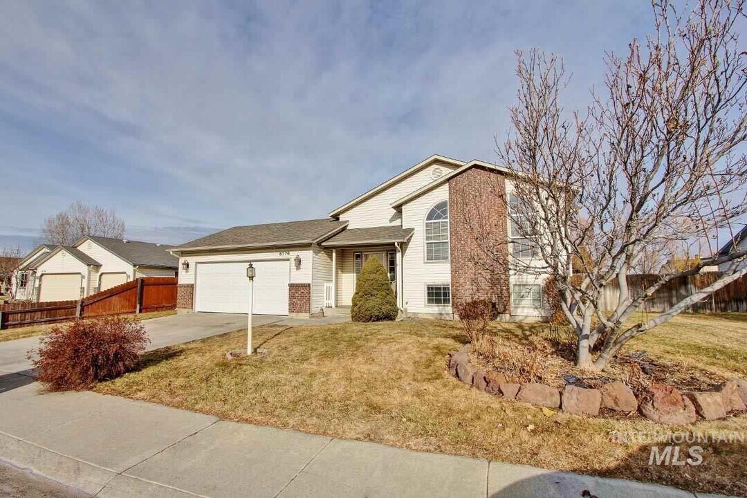 8776 W Mediterranean Ct in Boise, ID - Building Photo