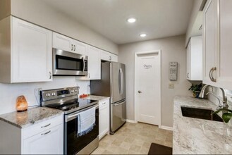 2080 Orchard Ln in Long Lake, MN - Foto de edificio - Building Photo