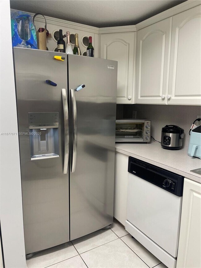 17405 NW 75th Pl in Hialeah, FL - Building Photo - Building Photo