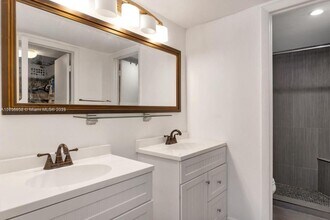 19228 NE 25th Ave in Miami, FL - Building Photo - Building Photo