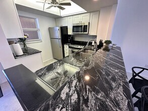 1300 N Portofino Dr, Unit 205 in Siesta Key, FL - Building Photo - Building Photo
