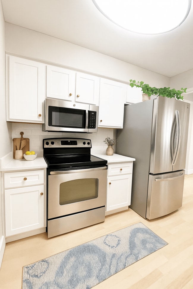 Park Vista Apartments in Pleasant Hill, CA - Building Photo - Building Photo