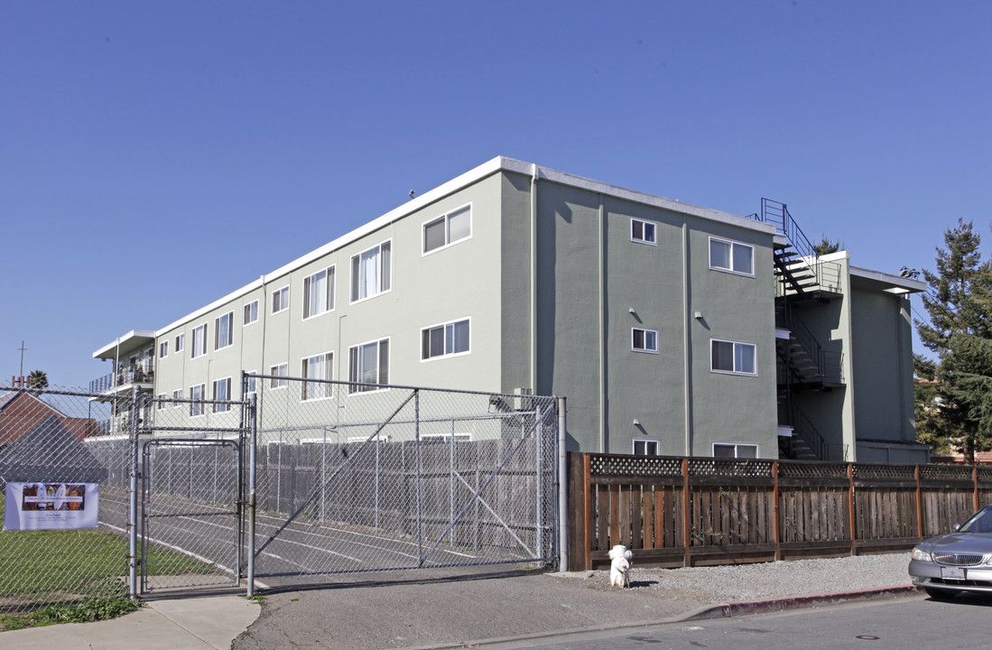 Sovereign Square in San Lorenzo, CA - Building Photo