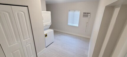 927 NE 122nd St in North Miami, FL - Foto de edificio - Building Photo