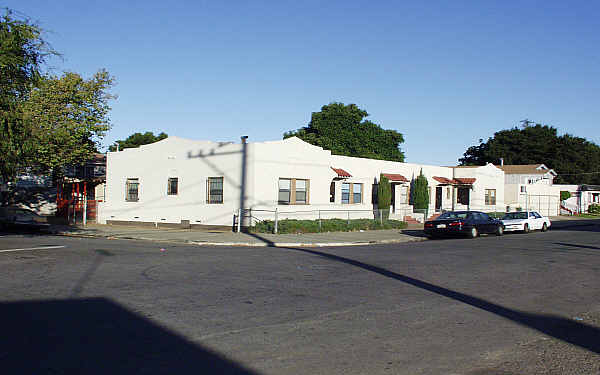 8431-8439 Dowling St in Oakland, CA - Building Photo - Building Photo