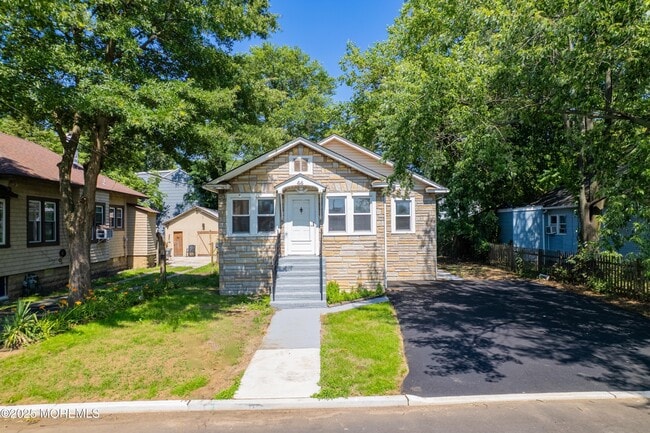 property at 44 Lincoln Ct