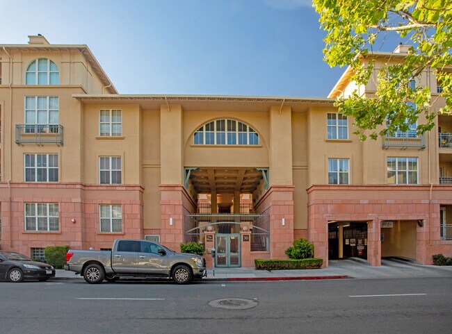 30 E Julian St in San Jose, CA - Foto de edificio - Building Photo