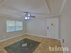 563 Robin Hill Cir in Brandon, FL - Building Photo - Building Photo