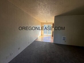 1754 Rainbow Loop in Springfield, OR - Building Photo - Building Photo