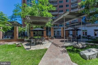 3101 N Hampton Dr in Alexandria, VA - Building Photo - Building Photo