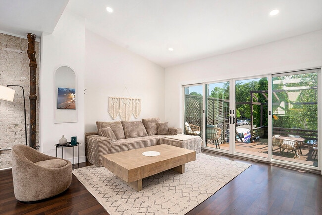 110 Washington Ave in Grand Haven, MI - Foto de edificio - Building Photo