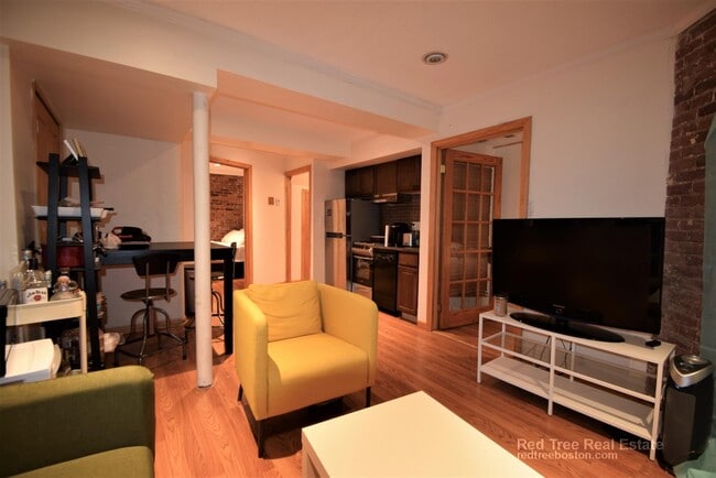 1689 Beacon St, Unit 4 in Brookline, MA - Building Photo - Building Photo