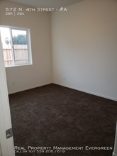 572 N 4th St-Unit -#A in Porterville, CA - Foto de edificio - Building Photo