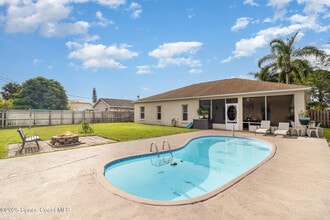 1510 Gardenton St NW in Palm Bay, FL - Foto de edificio - Building Photo