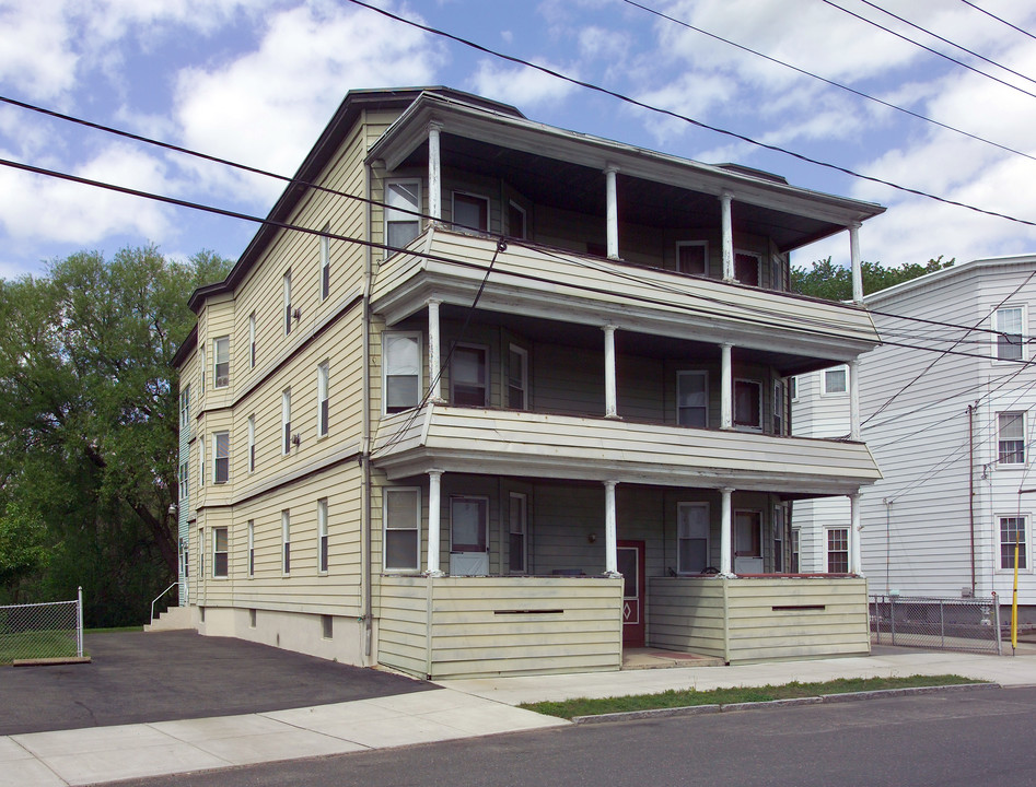 31 Ames Ave in Chicopee, MA - Foto de edificio