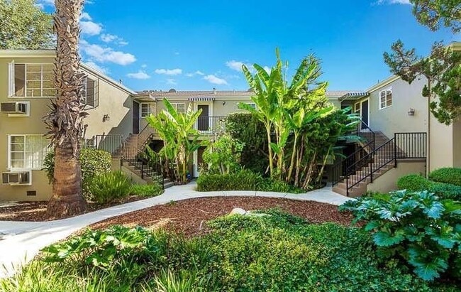 601 W Foothill Blvd, Unit B in Monrovia, CA - Foto de edificio - Building Photo