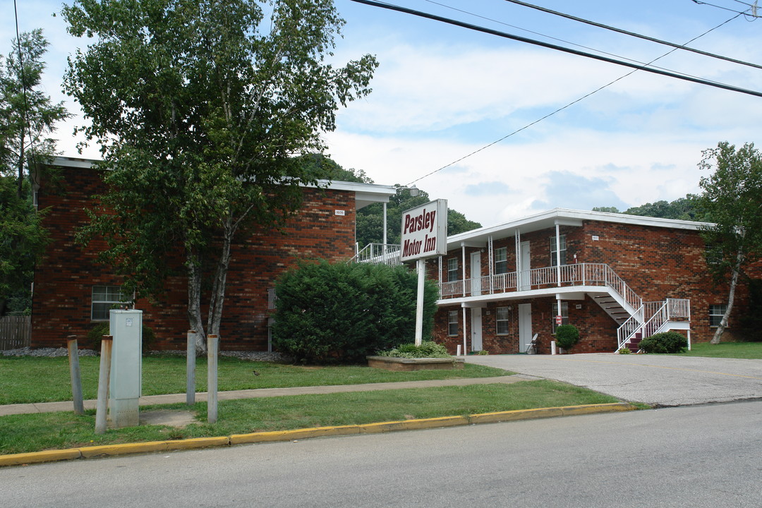 Westmoreland Apartments in Charleston, WV - Building Photo