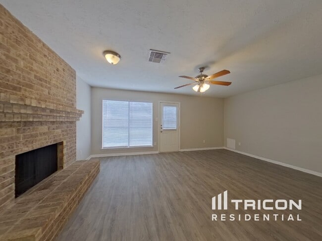5511 Fairview Forest Dr in Houston, TX - Building Photo - Building Photo
