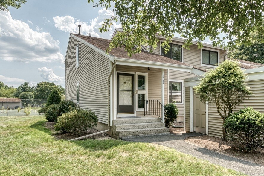 592 Mountain Rd in West Hartford, CT - Building Photo