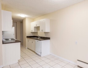 The Mountbatten Apartments in Edmonton, AB - Building Photo - Building Photo