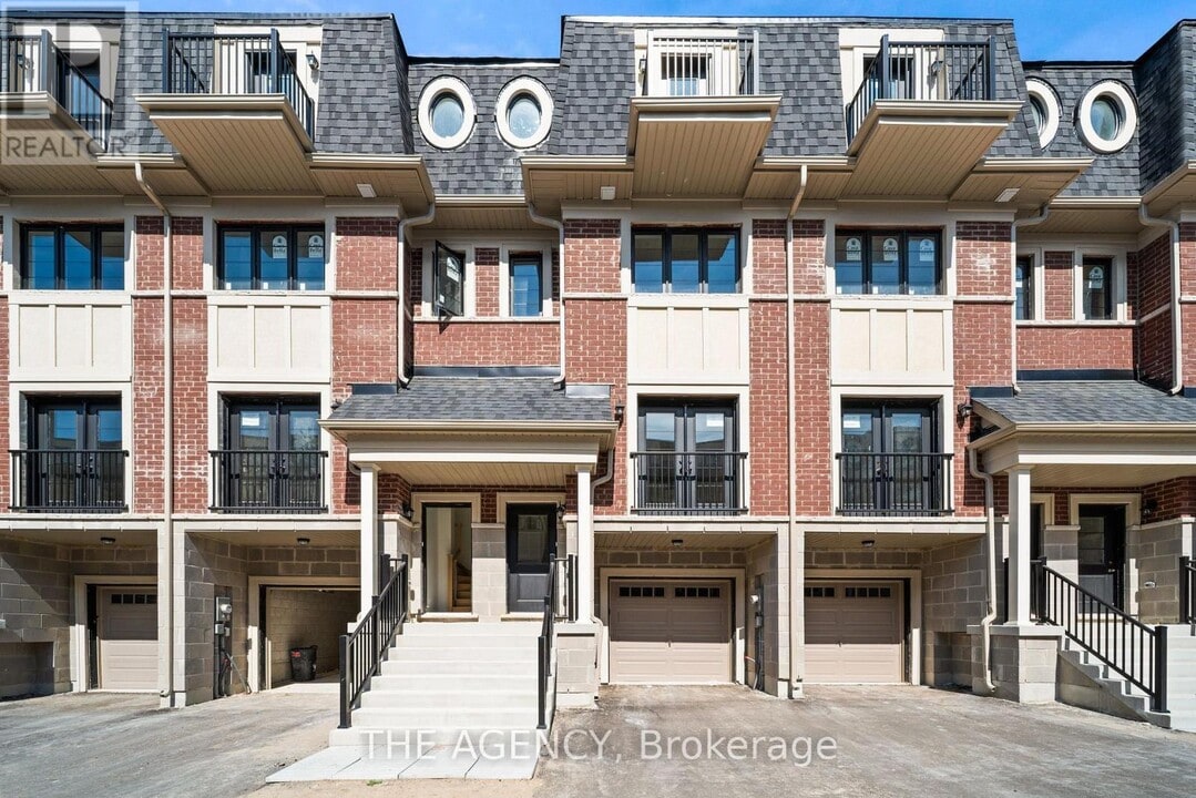 22 Marret Ln in Clarington, ON - Building Photo