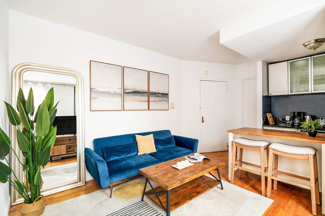 139 Christopher St in New York, NY - Building Photo