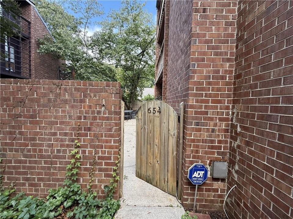 654 Cleburne Terrace NE in Atlanta, GA - Building Photo