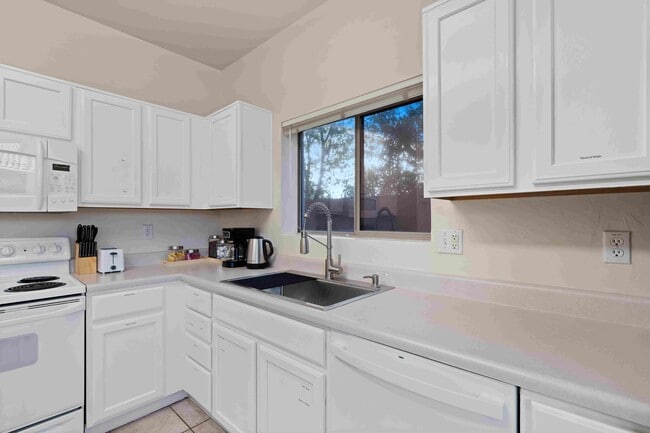 9460 N Crestone Dr in Tucson, AZ - Building Photo - Building Photo