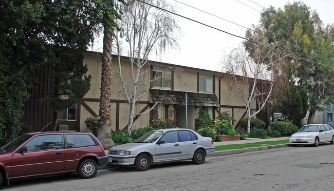 7528 Canby Ave in Reseda, CA - Foto de edificio - Building Photo