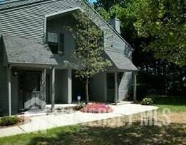 507 Woodhaven Dr in Edison, NJ - Building Photo