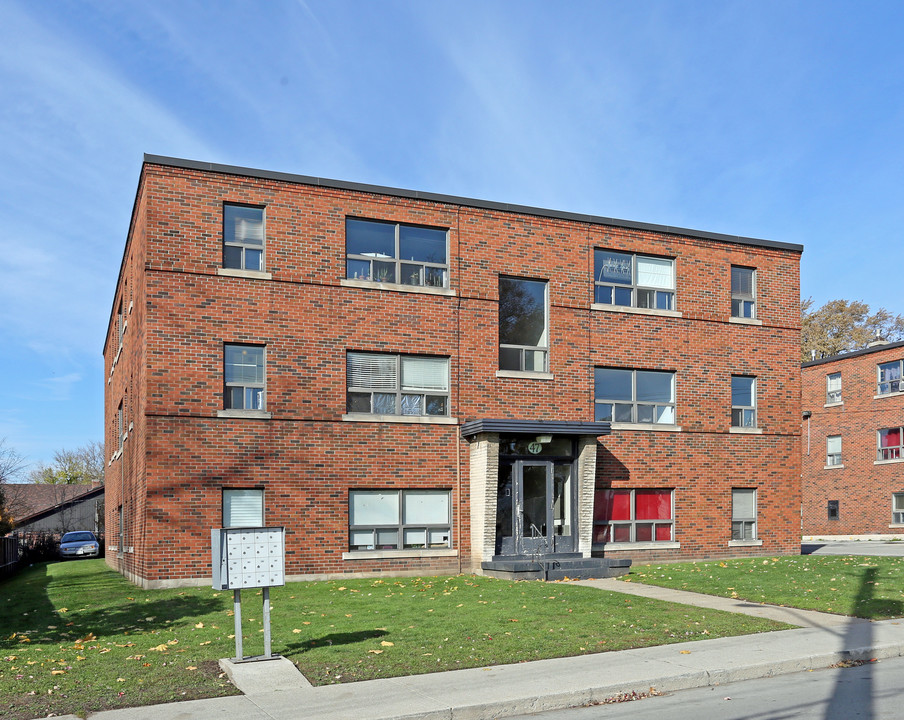 Lamoreaux Gardens in Hamilton, ON - Building Photo