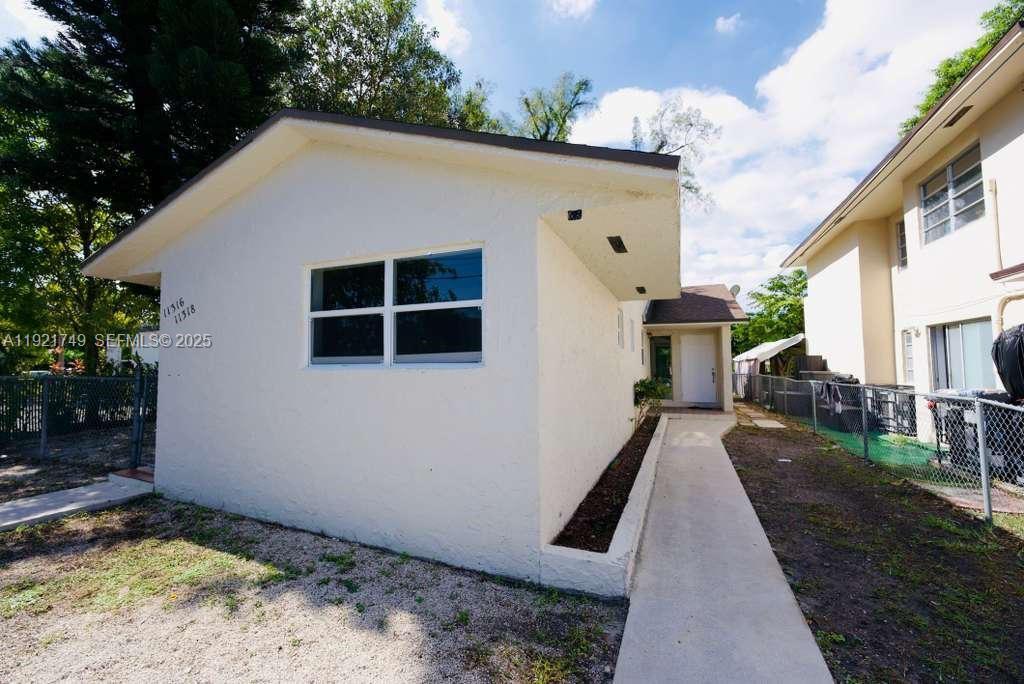 11316 Peachtree Dr in Miami, FL - Foto de edificio