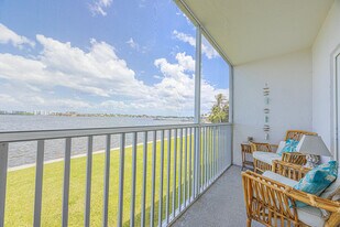 1516 S Lakeside Dr in Lake Worth Beach, FL - Building Photo