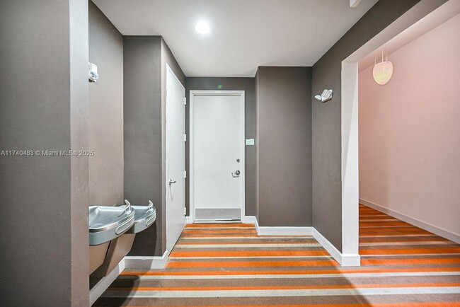 2775 NE 187th St in Aventura, FL - Foto de edificio - Building Photo