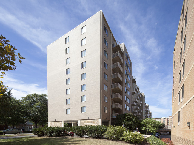 Potomac Place Tower in Washington, DC - Building Photo - Building Photo