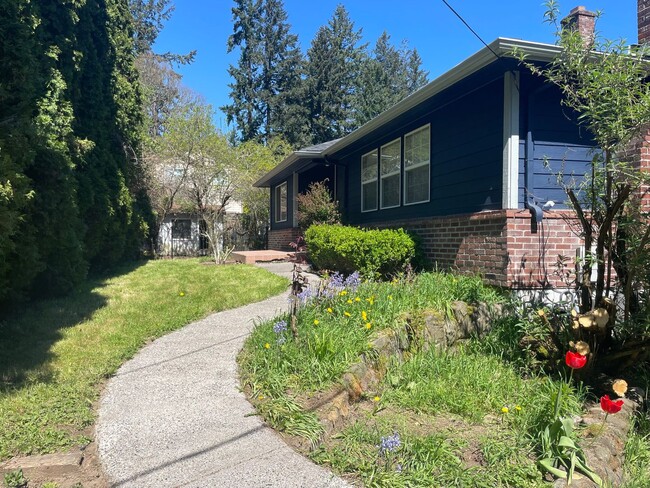 198 NE 157th Ave in Portland, OR - Foto de edificio - Building Photo