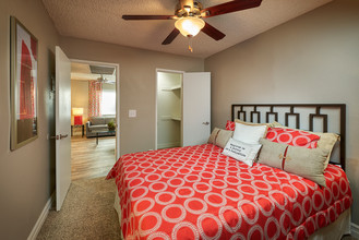 Fiesta Village Furnished - Utilities Included in Mesa, AZ - Foto de edificio - Building Photo