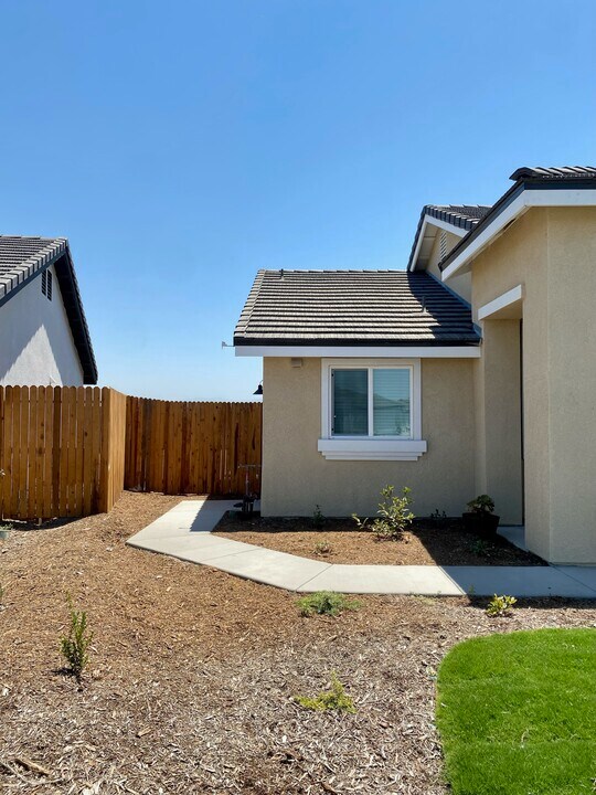 7417 Millers Point Ln in Bakersfield, CA - Foto de edificio