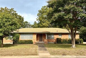 615 Mayrant Dr in Dallas, TX - Building Photo