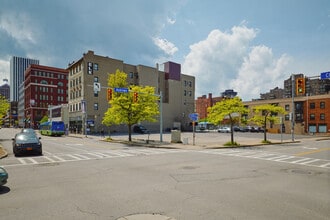 Elk Place in Rochester, NY - Foto de edificio - Building Photo